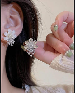 ZJX-162 Flower Pearl Korean Earrings- Golden